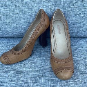 SEYCHELLES- tan leather closed toe, wood stacked heel